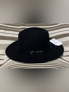 Black fedora with ring buckle accent
